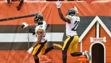 Davis y Gay celebran una recuperación de balón