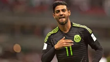 Carlos Vela festeja en un partido del Tri