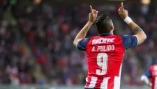 Alan Pulido celebra su gol de tiro libre frente a Necaxa