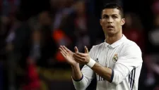 Cristiano Ronaldo aplaude durante el partido frente al Atlético de Madrid