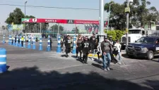 Unos fanáticos de Raiders llegando al estadio Azteca