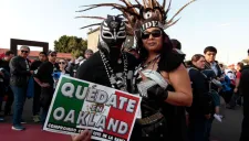 Un seguidor porta el cartel de &quot;quédate en Oakland&quot;