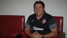 Piojo durante una sesión de fotos con RÉCORD