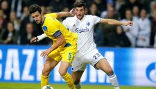 Marcano y Pavlovic pelean por el balón