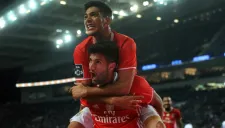 Jiménez celebra junto a López un gol del Benfica