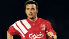 Paul Stewart disputa un partido con Liverpool en la Premier