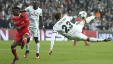 Cenk Tosun marca de tijera contra el Benfica