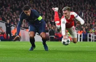 Thiago Silva y Ramsey luchan por el balón