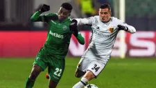 Jonathan Cafu y Taulant Xhaka pelean un balón