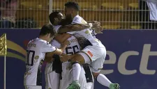 Jugadores de Dorados festejan un gol