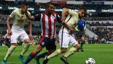 Guerrero y Ponce pelean un balón en un Clásico