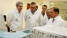 Benjamín Velasco explica un procedimiento