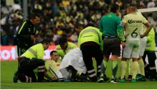 Rubens Sambueza es retirado del terreno de juego tras lesión