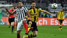 Marco Fabián pelea el esférico con un elemento del Dortmund