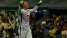 Moisés festeja el tanto de Da Silva en el Clásico de Ida