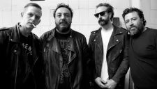 Molotov posa para una foto