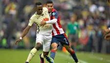 Renato Ibarra y Orbelín Pineda pelean un balón