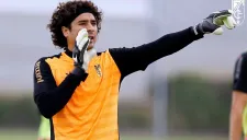 Memo Ochoa da indicaciones en un entrenamiento del Granada