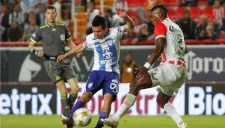 Hirving Lozano golpea el balón mientras Beckeles intentar el remate