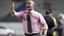 Paco Jémez da indicaciones en un partido del Rayo Vallecano