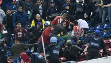 Aficionados y policías se enfrentaron durante la Ida de los Cuartos de Final