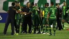 Jugadores de Chapecoense se abrazan con el cuerpo técnico