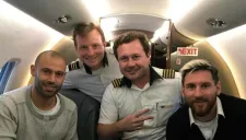Messi y Mascherano durante un vuelo