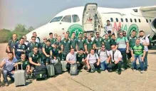 Club Chapecoense tomándose foto afuera de su avión