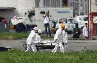 El equipo de rescate transporta cuerpos del avión