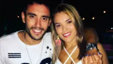 Alan Ruschel, en compañía de su novia en Brasil