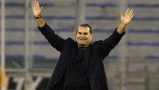 José Luis Chilavert saluda a aficionados