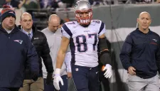 Gronkowski sale lesionado a los vestidores