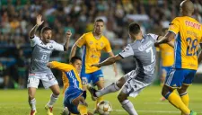 Hugo Ayala barre para bloquear disparo de León