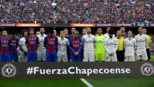 Jugadores posan con una leyenda para el Chapecoense