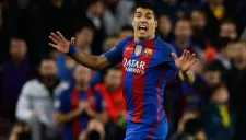 Luis Suárez reclama durante el Clásico español