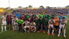 Los jugadores de San Lorenzo y Olimpo de Bahía Blanca posan para la foto previo al partido