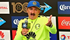 Ricardo La Volpe habla durante un conferencia de prensa con el América