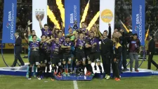 Jugadores de Dorados festejan con el trofeo