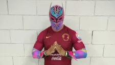 Sin Cara posa con la camiseta del América