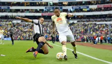 Arroyo evita la barrida de un jugador de Necaxa para seguir con el balón