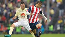 Alan Pulido cubre el balón en los Cuartos de Final