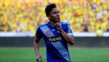 Ángel Mena festeja un gol con Emelec