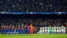 Jugadores del Barcelona y Mönchengladbach guardan minuto de silencio