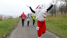 Participante de la carrera Santa Run en Poznan, Polonia
