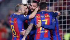 Arda es felicitado tras uno de sus goles contra Mönchengladbach