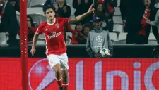 Raúl Jiménez festeja tras anotarle a Nápoles