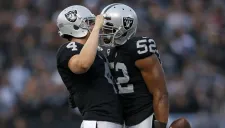 Derek Carr festeja con Khalil Mack un touchdown