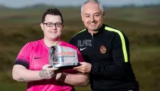 Tommy recibe el premio de mejor gol del mes