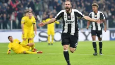 Higuaín festeja su tanto en Champions League