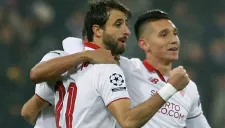 Jugadores del Sevilla festejan el pase a Octavos de Final